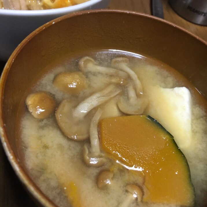 南瓜となめこと豆腐の味噌汁